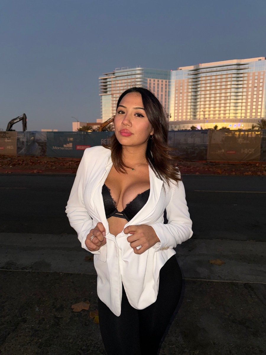 Take a pause and enjoy Ali Cruz — streaming from Krasnoyarsk