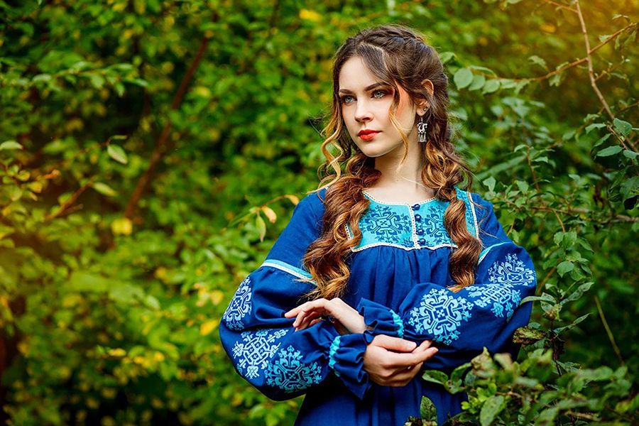Sexy photo Women in Slavic costumes in Krasnoyarsk