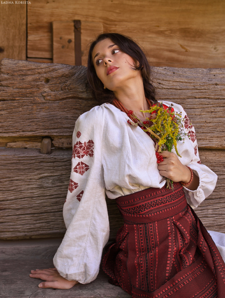 Girls in Slavic costumes in Krasnoyarsk