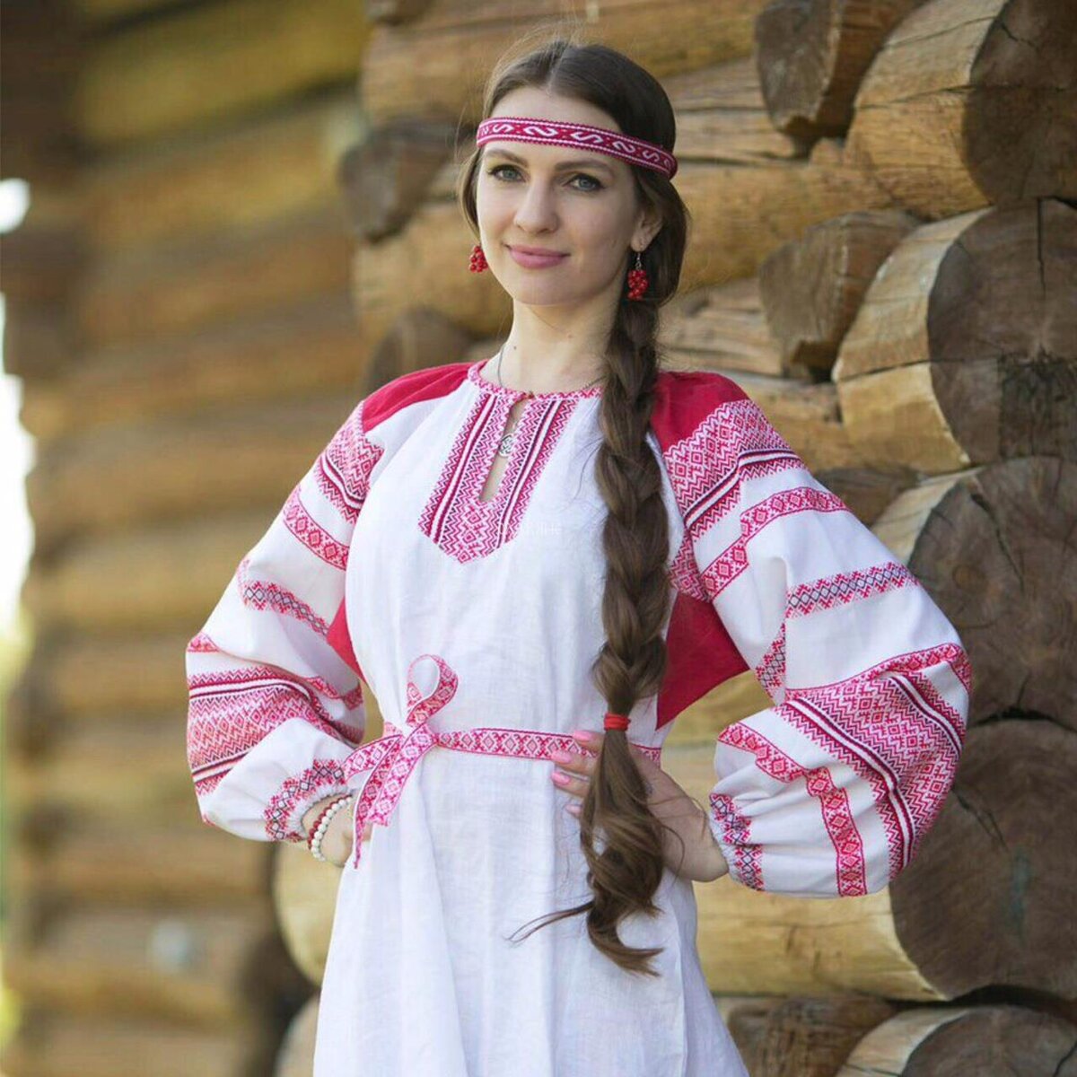 Girls in Slavic costumes in Krasnoyarsk