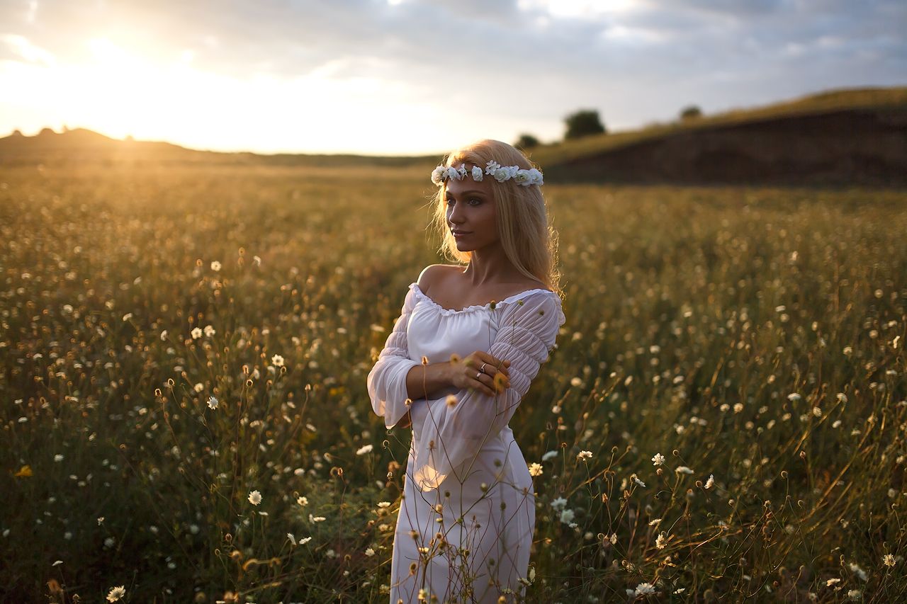 Girls in Slavic costumes in Krasnoyarsk
