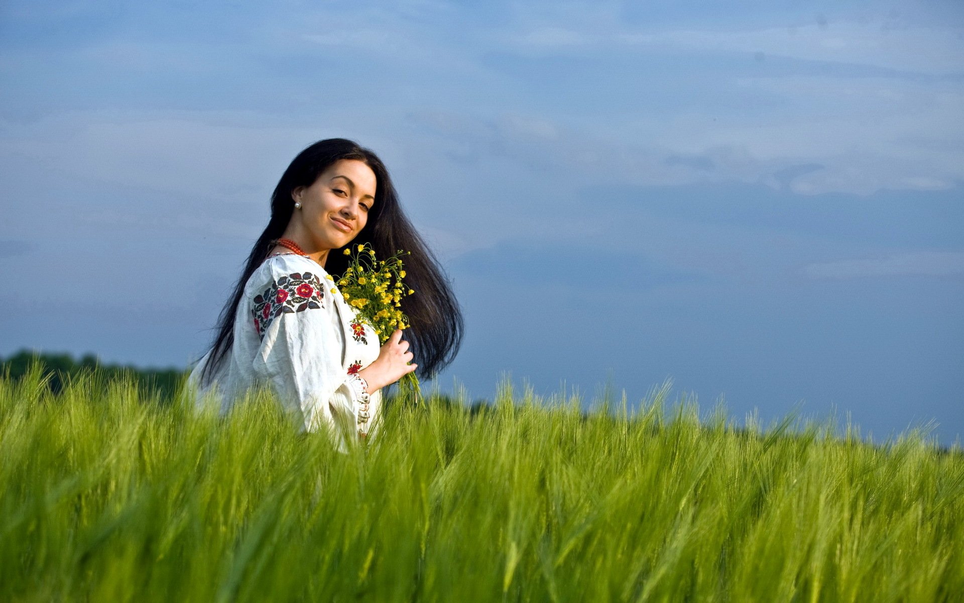 Girls in Slavic costumes in Krasnoyarsk