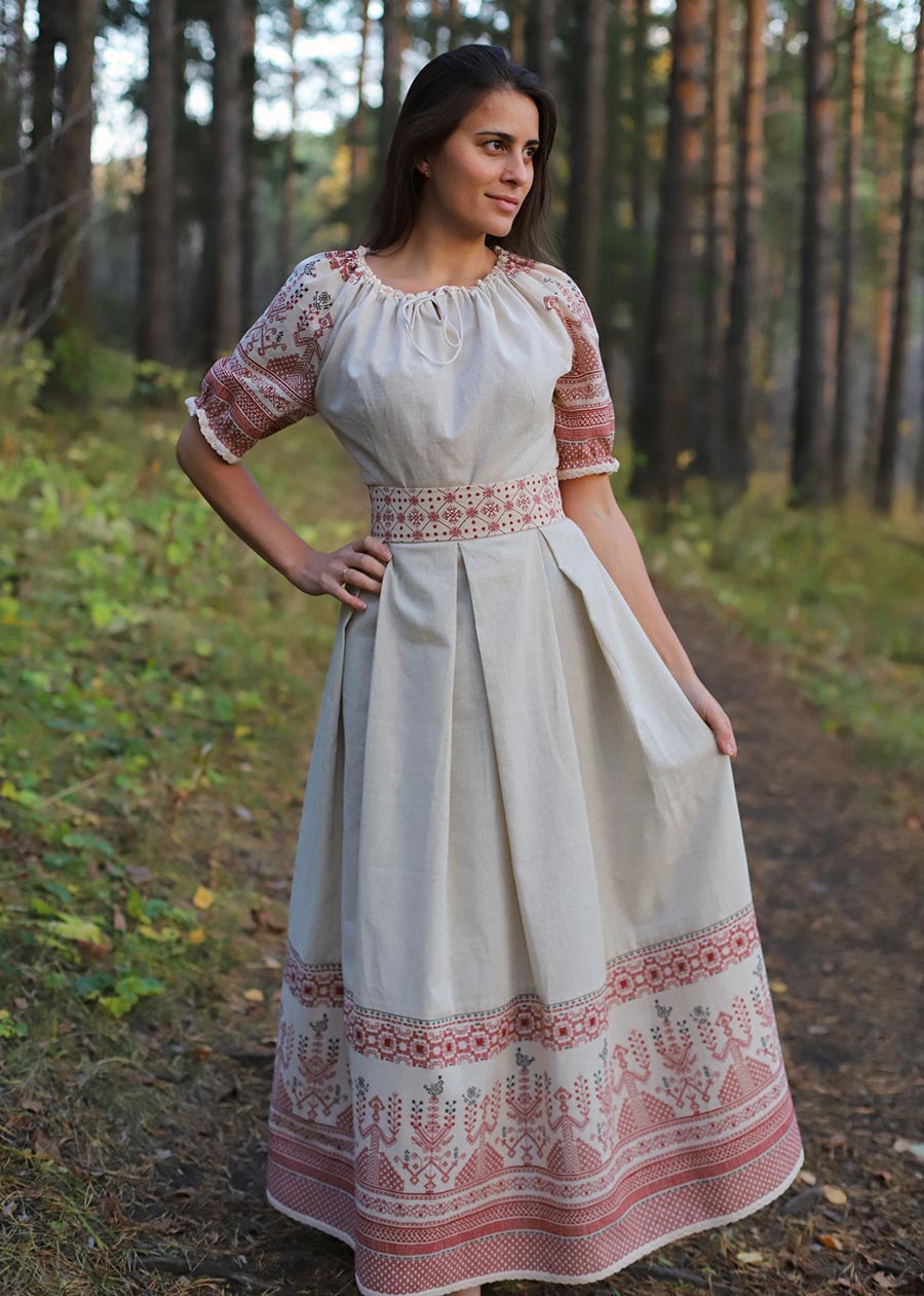 Girls in Slavic costumes in Krasnoyarsk
