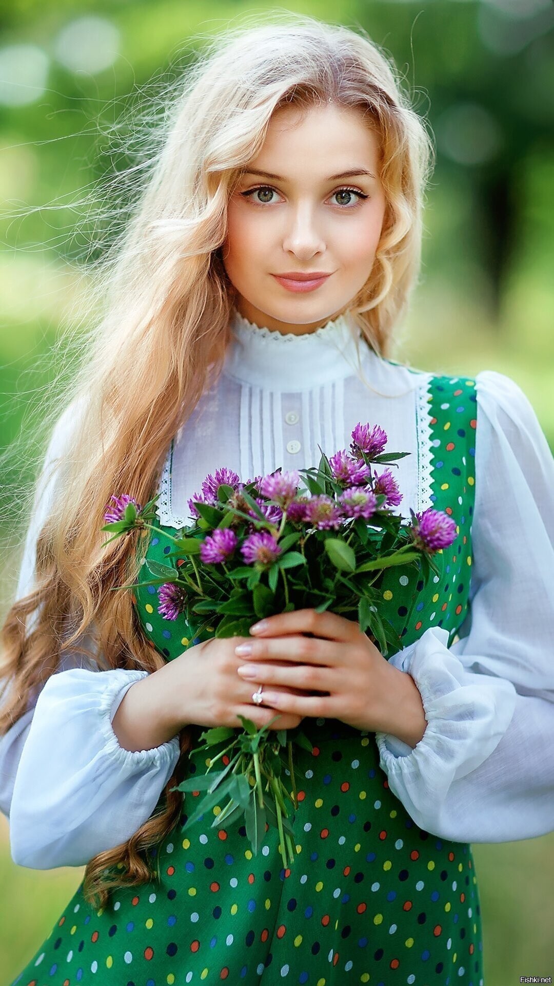 Girls in Slavic costumes in Krasnoyarsk