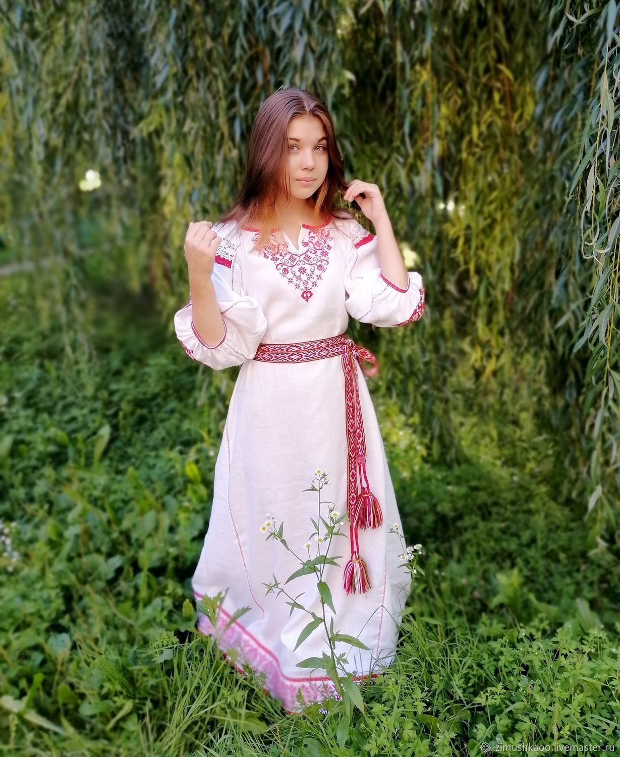 Girl Girls in Slavic costumes in Krasnoyarsk